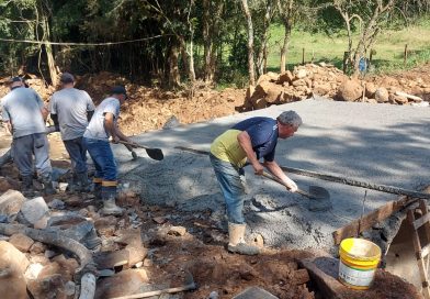 Prefeitura de Ouro realiza a concretagem de pontilhão na estrada do Caçadorzinho  