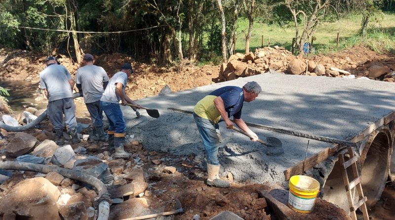 Prefeitura de Ouro realiza a concretagem de pontilhão na estrada do Caçadorzinho  