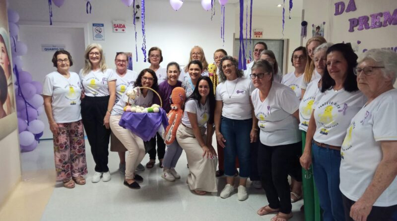 Voluntárias visitam a UTI Neonatal do HUST e doam mais 80 polvos para auxiliar na recuperação dos bebês prematuros