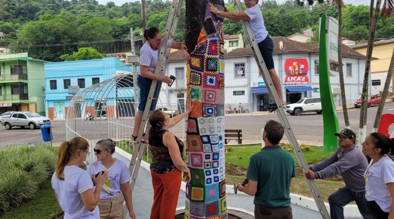 Árvore da Praça Pio XII recebe decoração natalina especial por parte do Projeto Octo e das Artesãs de Ouro