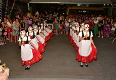 Apresentação das oficinas culturais e esportivas e show com a Banda Johnny B animaram o Natal da Magia em Ouro