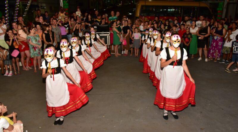 Apresentação das oficinas culturais e esportivas e show com a Banda Johnny B animaram o Natal da Magia em Ouro